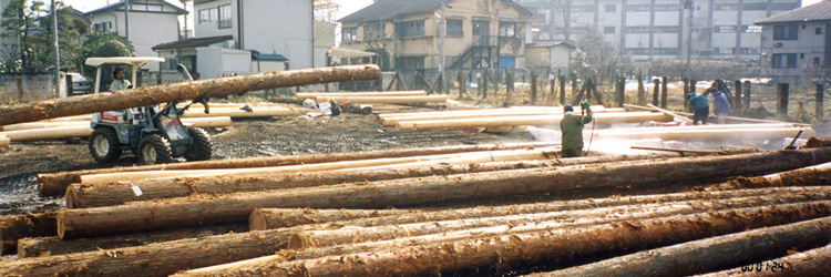 写真：当社の原木の皮むき作業の現場