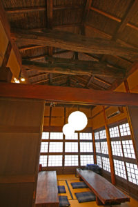 高い天井裏と古材を使用した梁