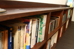 書棚 学校で使用していた書棚をリサイクル。オーナーの知人が定期的に入れ替えるライブラリーとしっくり調和。