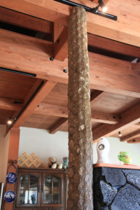 リビングの柱は小笠原固有種のマルハチ材