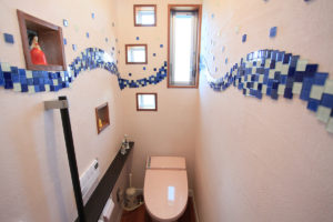 オーナー様施工によるガラスタイル貼りトイレ