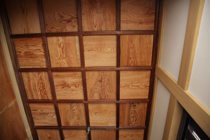 木目の美しさが目立つ杉板の天井