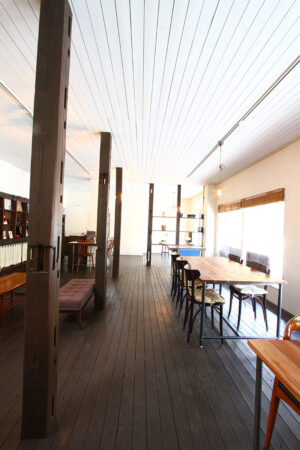 古材柱 土蔵で使われていた古材の柱（クリ）を「飾り意匠」として配置し、お店の空間イメージを特徴づけている。