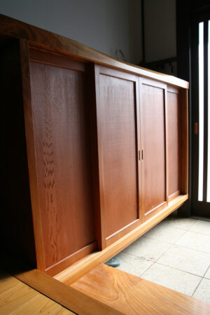 下駄箱：戸は雨戸戸袋同様鏡板はカラ松の兎作り。天板はけや木の一枚板。玄関周りは敷台、框共にけや木です。